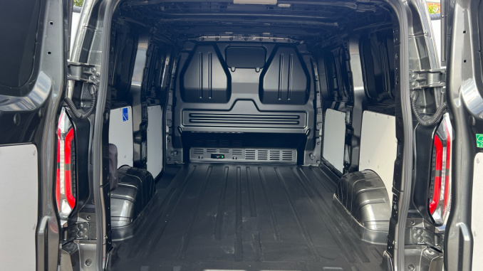 Ford Transit Custom E-320 L1 Electric Awd 100kW 71kWh H1 Van Limited Auto - Image 4